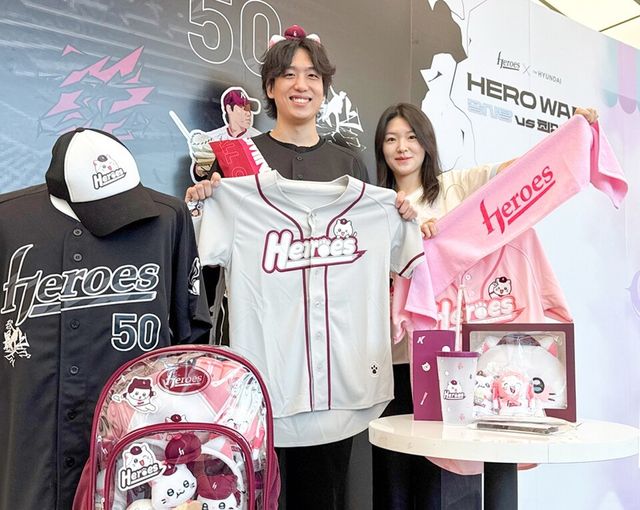 키움 히어로즈 팝업스토어에서 직원들이 상품을 소개하고 있다. /현대백화점그룹 제공
