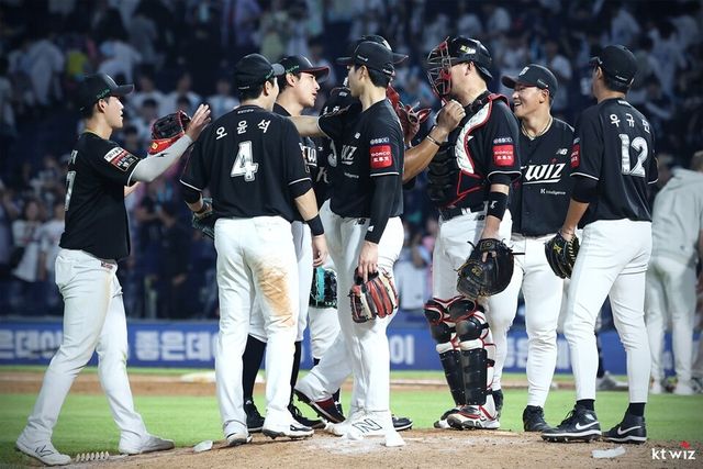 KT 위즈 선수단이 23일 NC전 승리 후 마운드에 모여 기뻐하고 있다. /KT 위즈 제공