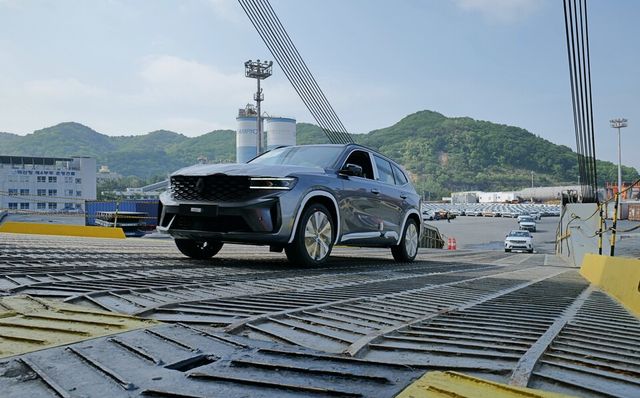 르노 '그랑 콜레오스' 중남미 수출 초도 물량 선적 장면./르노코리아