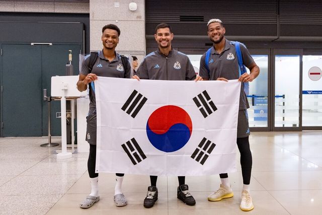 제이콥 머피, 브루누 기마랑이스, 조엘린통이 입국장에서 태극기 세리머리를 펼치고 있다. /쿠팡플레이 제공