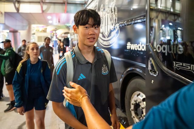 뉴캐슬 유나이티드에 입단한 박승수가 동료 선수들과 대기 중인 버스에 탑승하고 있다. /쿠팡플레이 제공