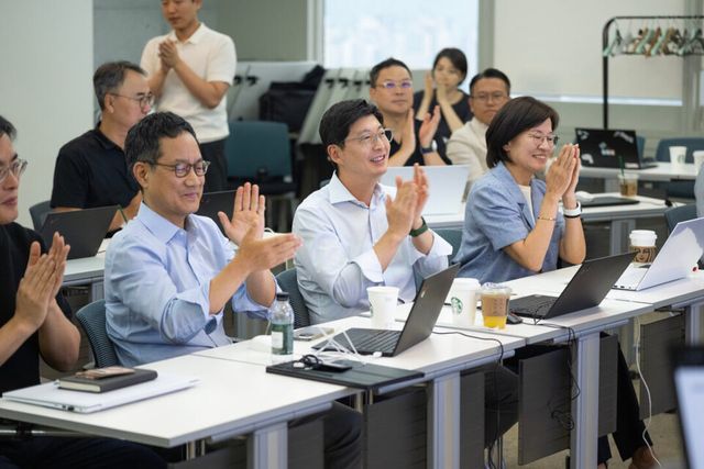 GS칼텍스가 지난 4일 GS타워 본사에서 허세홍 사장(사진 중앙)을 포함한 회사 임원들을 대상으로 생성형AI 교육을 진행했다./ GS칼텍스 제공