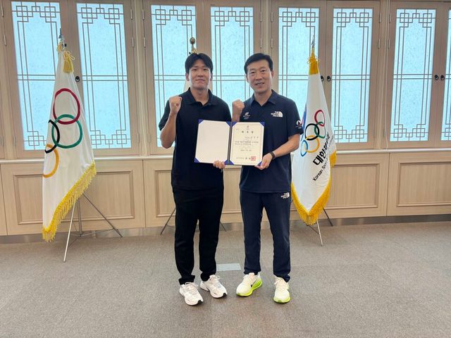 대한체육회 선수위원장으로 선출된 육상 김국영(왼쪽). /대한체육회 제공