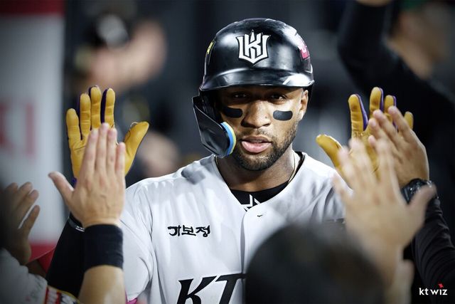 로하스가 7월 1일 키움전 통산 174호 홈런 직후 더그아웃에서 동료들의 축하를 받고 있다. /KT 위즈 제공