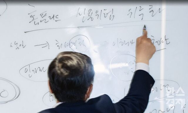 김기동 법무법인 로백스 대표변호사가 한스경제와 인터뷰를 진행하고 있다. / 사진=최대성 기자&nbsp;