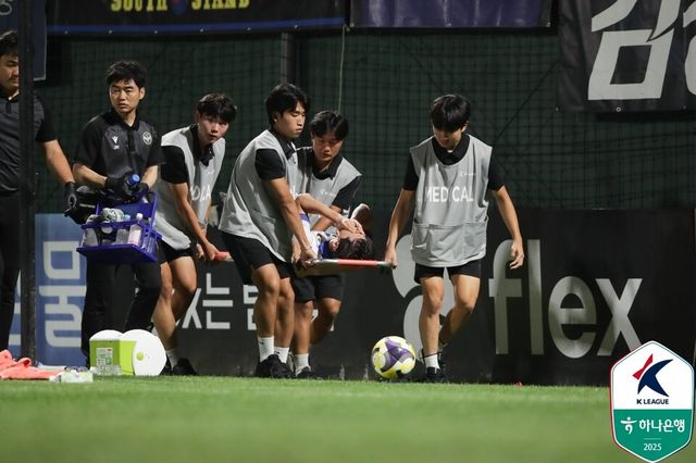 지난달 29일&nbsp;김포솔터축구장에서 열린 하나은행 K리그2 18라운드 김포FC 원정 경기서 무릎 부상으로 들것에 실려 나가는 인천 유나이티드 문지환. /한국프로축구연맹 제공