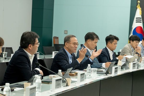 NH농협금융은 지난 2일, 서울 중구 본사에서 지주·계열사 ESG 담당 임원들이 참석한 가운데 '제1차 농협금융 ESG전략협의회'를 개최했다. 이찬우 회장(왼쪽에서 두 번째)이 회의를 주재하고 있다. /NH농협금융지주 제공