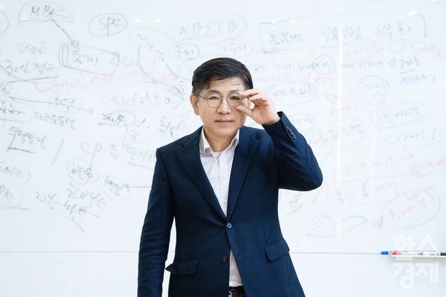 김기동 법무법인 로백스 대표변호사가 한스경제와 인터뷰를 진행하고 있다. / 사진=최대성 기자&nbsp;