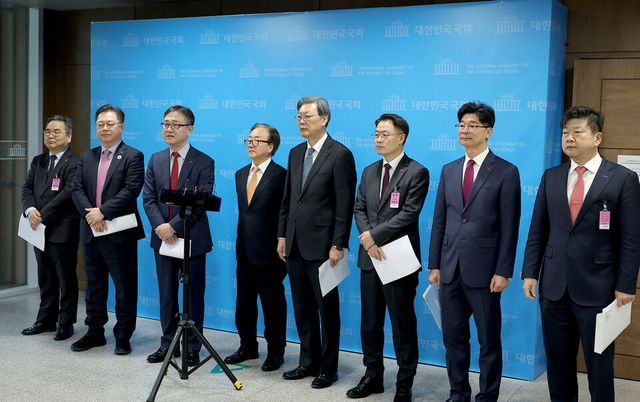 박일준 대한상공회의소 상근부회장, 이동근 한국경영자총협회 상근부회장, 김창범 한국경제인협회 부회장 등 경제8단체 임원들이 지난 3월 상법 개정안에 대한 기자회견을 했다./연합뉴스