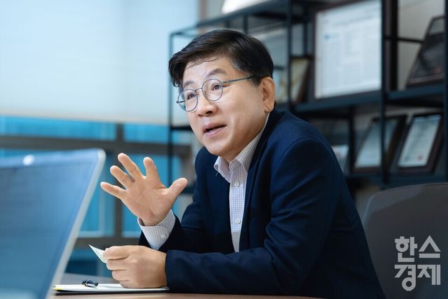 김기동 법무법인 로백스 대표변호사가 한스경제와 인터뷰를 진행하고 있다. / 사진=최대성 기자&nbsp;