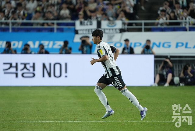 뉴캐슬 유나이티드 박승수가 30일 오후 수원월드컵경기장에서 열린 2025 쿠팡플레이 시리즈 1차전 팀 K리그와의 경기서 교체 투입되고 있다. /수원=최대성 기자 dpdaesung@sporbiz.co.kr 2025.07.30.