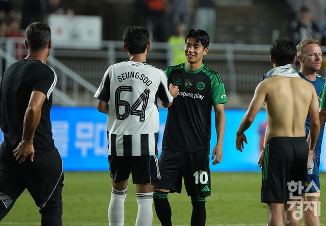 뉴캐슬 유나이티드 박승수가 30일 오후 수원월드컵경기장에서 열린 2025 쿠팡플레이 시리즈 1차전 팀 K리그와의 경기를 마친 후 팀K리그 전진우와 인사하고 있다. 경기는 팀K리그가 1-0으로 승리. /수원=최대성 기자 dpdaesung@sporbiz.co.kr 2025.07.30.