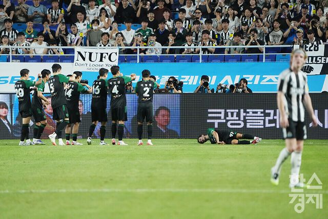 팀 K리그 김진규가 30일 오후 수원월드컵경기장에서 열린 2025 쿠팡플레이 시리즈 1차전 뉴캐슬 유나이티드와의 경기 전반전서 골을 넣은 후 세리머니를 하고 있다. /수원=최대성 기자 dpdaesung@sporbiz.co.kr 2025.07.30.