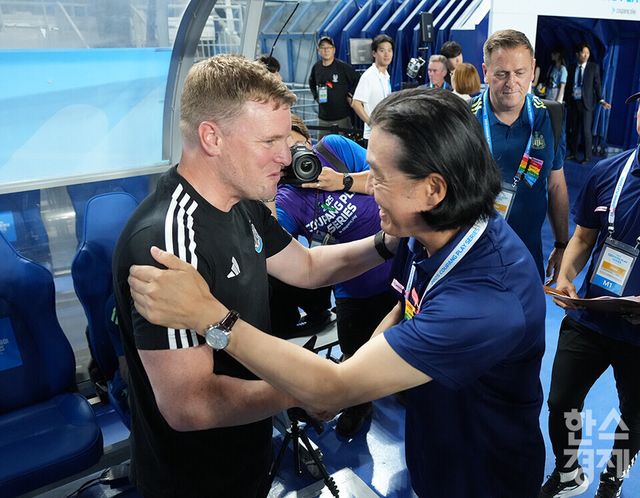 팀 K리그 김판곤 감독과 뉴캐슬 유나이티드 에디 하우 감독이 30일 오후 수원월드컵경기장에서 열린 2025 쿠팡플레이 시리즈 1차전 경기서 인사하고 있다. /수원=최대성 기자 dpdaesung@sporbiz.co.kr 2025.07.30.