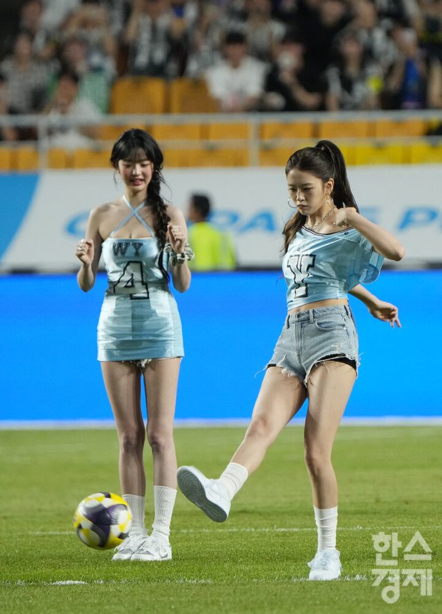 걸그룹 아이브(안유진, 가을, 레이, 장원영, 리즈, 이서) 안유진이 30일 오후 수원월드컵경기장에서 열린 2025 쿠팡플레이 시리즈 1차전 팀 K리그 대 뉴캐슬 유나이티드 FC와의 경기서 시축을 하고 있다. /수원=최대성 기자 dpdaesung@sporbiz.co.kr 2025.07.30.