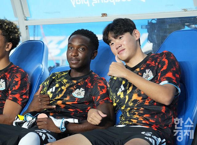 뉴캐슬 유나이티드 박승수 선수가 30일 오후 수원월드컵경기장에서 열린 2025 쿠팡플레이 시리즈 1차전 x팀 K리그와의 경기서 취재진을 향해 엄지를 들어보이고 있다. 있다. /수원=최대성 기자