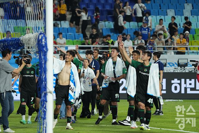 팀 K리그 선수들이 30일 오후 수원월드컵경기장에서 열린 2025 쿠팡플레이 시리즈 1차전을 마친 후 팬들에게 인사하고 있다. 경기는 뉴캐슬에 1-0 승리./수원=최대성 기자 dpdaesung@sporbiz.co.kr 2025.07.30.