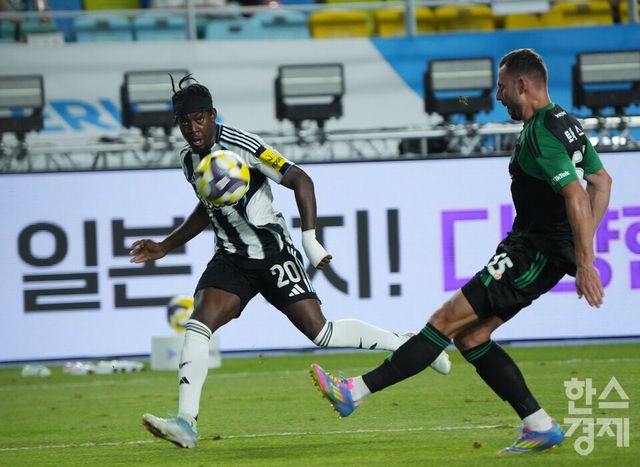 뉴캐슬 유나이티드 엘랑가가 30일 오후 수원월드컵경기장에서 열린 2025 쿠팡플레이 시리즈 1차전 팀 K리그와의 경기서 센터링을 올리고 있다. /수원=최대성 기자 dpdaesung@sporbiz.co.kr 2025.07.30.