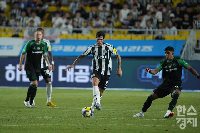 뉴캐슬 유나이티드 토날리가 30일 오후 수원월드컵경기장에서 열린 2025 쿠팡플레이 시리즈 1차전 팀 K리그와의 경기서 드리블 하고 있다. /수원=최대성 기자 dpdaesung@sporbiz.co.kr 2025.07.30.