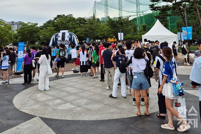 30일 오후 8시 수원월드컵경기장에서 뉴캐슬과 ‘2025 쿠팡플레이 시리즈’&nbsp; 경기가 열리는 수원월드컵경기장에는 많은 관중이 몰렸다. /류정호 기자