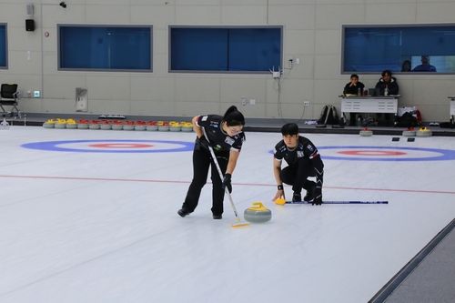 김선영(왼쪽)과 정영석. /대한컬링연맹 제공