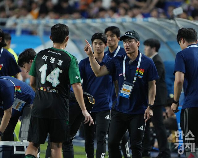 팀 K리그 이정효 코치가 30일 오후 수원월드컵경기장에서 열린 2025 쿠팡플레이 시리즈 1차전 뉴캐슬 유나이티드와의 경기서 쿨링타임에 선수들에게 지시를 내리고 있다. /수원=최대성 기자 dpdaesung@sporbiz.co.kr 2025.07.30.