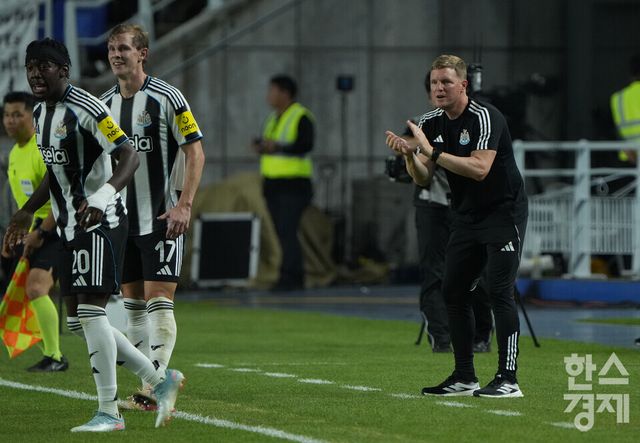 뉴캐슬 유나이티드 에디 하우 감독이 30일 오후 수원월드컵경기장에서 열린 2025 쿠팡플레이 시리즈 1차전 팀 K리그와의 경기서 선수들을 독려하고 있다. /수원=최대성 기자 dpdaesung@sporbiz.co.kr 2025.07.30.