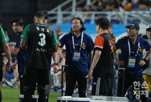 팀 K리그 김판곤 감독이 30일 오후 수원월드컵경기장에서 열린 2025 쿠팡플레이 시리즈 1차전 뉴캐슬 유나이티드와의 경기서 선수들에게 작전을 지시하고 있다. /수원=최대성 기자 dpdaesung@sporbiz.co.kr 2025.07.30.