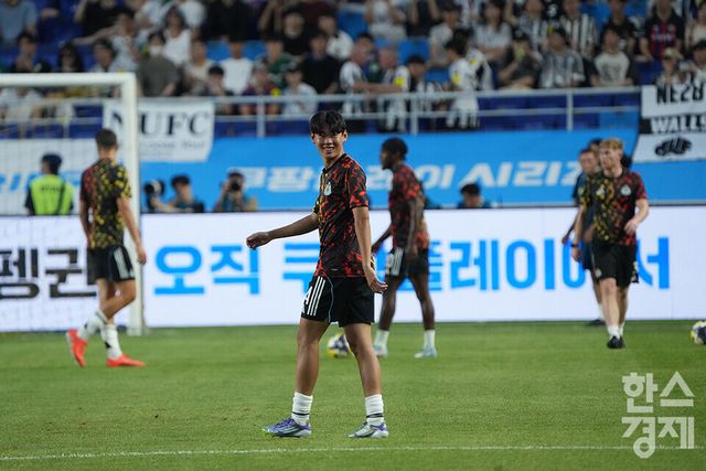 뉴캐슬 유나이티드 박승수가 30일 오후 수원월드컵경기장에서 열린 2025 쿠팡플레이 시리즈 1차전 팀 K리그와의 경기를 앞두고 몸을 풀고 있다. /수원=최대성 기자 dpdaesung@sporbiz.co.kr 2025.07.30.