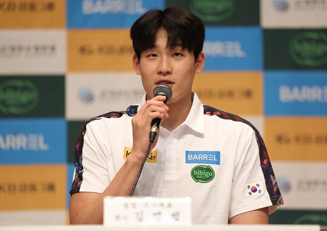 경영 국가대표&nbsp;김영범이 8일 충북 진천 국가대표선수촌에서 인터뷰하고 있다. /연합뉴스