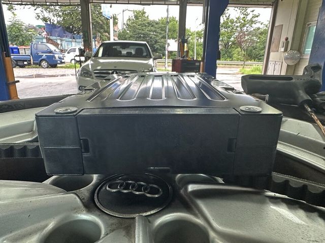 제보자 A씨가 제공한 K8 하이브리드차의 저전압 배터리가 팽창돼 있는 모습. / 제보자