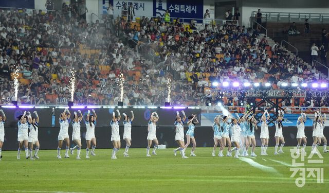 걸그룹 아이브(안유진, 가을, 레이, 장원영, 리즈, 이서)가 30일 오후 수원월드컵경기장에서 열린 2025 쿠팡플레이 시리즈 1차전 팀 K리그 대 뉴캐슬 유나이티드 FC와의 경기서 하프타임 공연을 하고 있다. /수원=최대성 기자 dpdaesung@sporbiz.co.kr 2025.07.30.