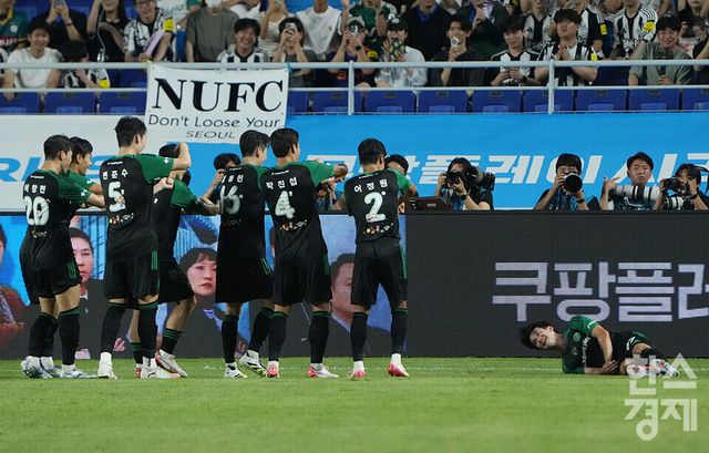 팀 K리그 김진규가 30일 오후 수원월드컵경기장에서 열린 2025 쿠팡플레이 시리즈 1차전 뉴캐슬 유나이티드와의 경기 전반전서 골을 넣은 후 세리머니를 하고 있다. /수원=최대성 기자 dpdaesung@sporbiz.co.kr 2025.07.30.