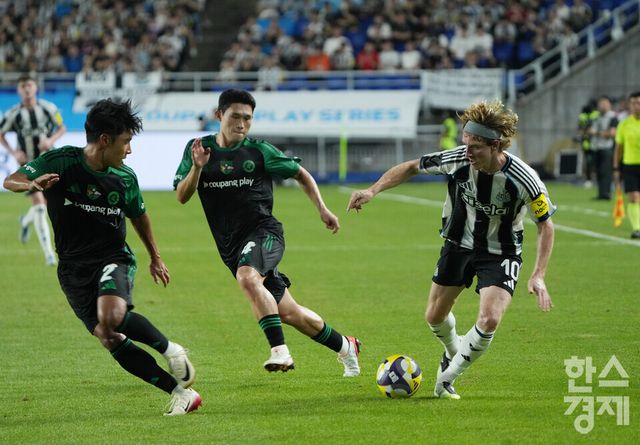 뉴캐슬 유나이티드 고든이 30일 오후 수원월드컵경기장에서 열린 2025 쿠팡플레이 시리즈 1차전 팀 K리그와의 경기서 드리블 돌파를 시도하고 있다. /수원=최대성 기자 dpdaesung@sporbiz.co.kr 2025.07.30.