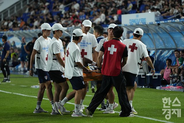 뉴캐슬 유나이티드 조 윌록이 30일 오후 수원월드컵경기장에서 열린 2025 쿠팡플레이 시리즈 1차전 팀 K리그와의 경기 후반전 부상을 당해 들것에 실려 나가고 있다. /수원=최대성 기자 dpdaesung@sporbiz.co.kr 2025.07.30.