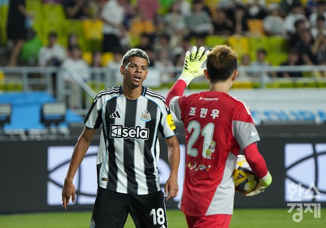 뉴캐슬 유나이티드 오술라가 30일 오후 수원월드컵경기장에서 열린 2025 쿠팡플레이 시리즈 1차전 팀 K리그와의 경기서 조현우 골키퍼를 주시하고 있다. /수원=최대성 기자 dpdaesung@sporbiz.co.kr 2025.07.30.