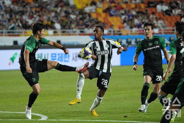 뉴캐슬 유나이티드 월록이 30일 오후 수원월드컵경기장에서 열린 2025 쿠팡플레이 시리즈 1차전 팀 K리그와의 경기서 볼경합을 벌이고 있다. /수원=최대성 기자 dpdaesung@sporbiz.co.kr 2025.07.30.