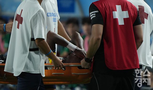 뉴캐슬 유나이티드 조 윌록이 30일 오후 수원월드컵경기장에서 열린 2025 쿠팡플레이 시리즈 1차전 팀 K리그와의 경기 후반전 부상을 당해 들것에 실려 나가고 있다. /수원=최대성 기자 dpdaesung@sporbiz.co.kr 2025.07.30.