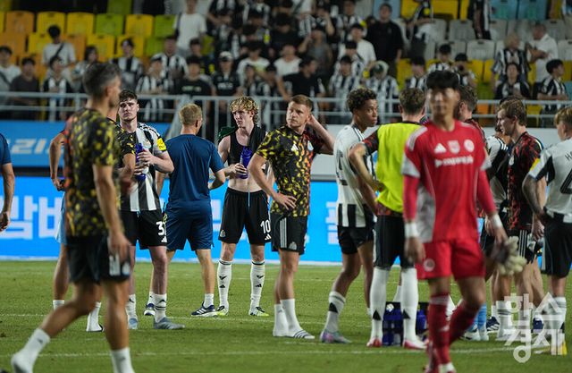 뉴캐슬 유나이티드 선수들이 30일 오후 수원월드컵경기장에서 열린 2025 쿠팡플레이 시리즈 1차전 팀 K리그와의 경기서 0-1로 패배한 후 아쉬운 표정을 보이고 있다. /수원=최대성 기자 dpdaesung@sporbiz.co.kr 2025.07.30.