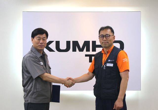 김명선 금호타이어 생산기술총괄 부사장(사진 왼쪽)과 황용필 금호타이어지회 대표 지회장이 노사 특별 합의 후 악수를 하고 있다. / 금호타이어