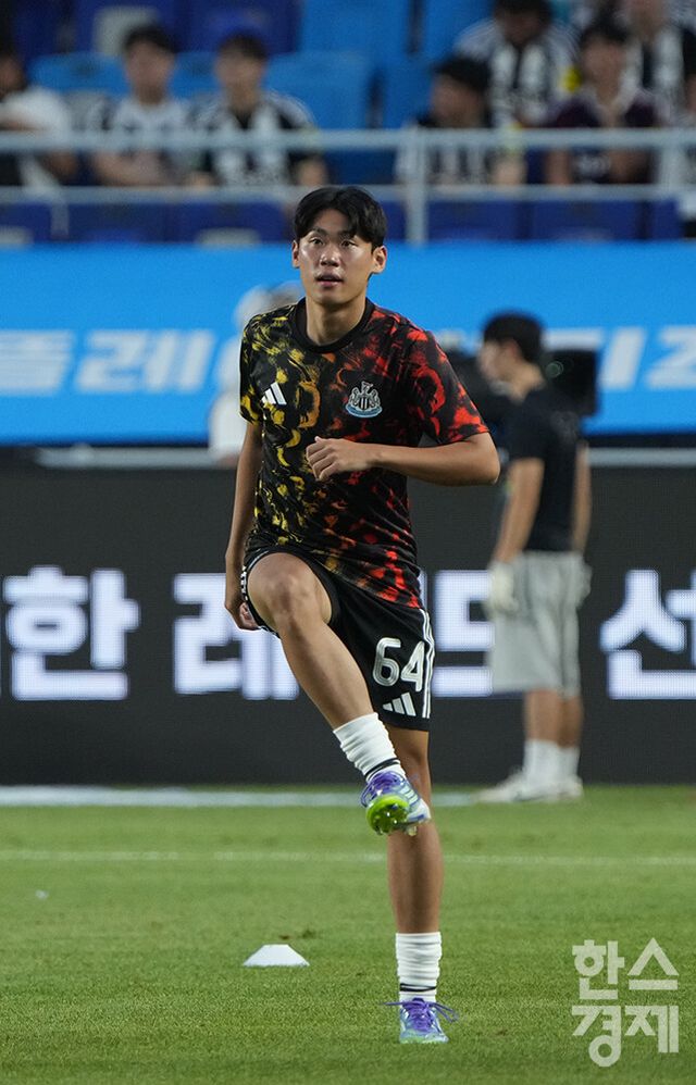 뉴캐슬 유나이티드 박승수가 30일 오후 수원월드컵경기장에서 열린 2025 쿠팡플레이 시리즈 1차전 팀 K리그와의 경기를 앞두고 몸을 풀고 있다. /수원=최대성 기자 dpdaesung@sporbiz.co.kr 2025.07.30.