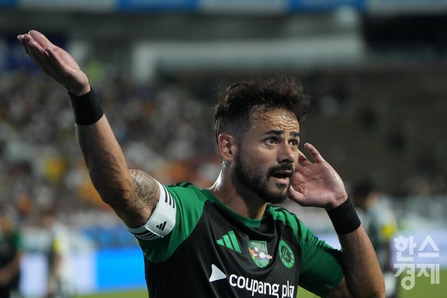 팀 K리그 세징야가 30일 오후 수원월드컵경기장에서 열린 2025 쿠팡플레이 시리즈 1차전 뉴캐슬 유나이티드와의 경기서 코너킥을 차러 가던 중 관중들의 호응을 유도하고 있다. /수원=최대성 기자 dpdaesung@sporbiz.co.kr 2025.07.30.