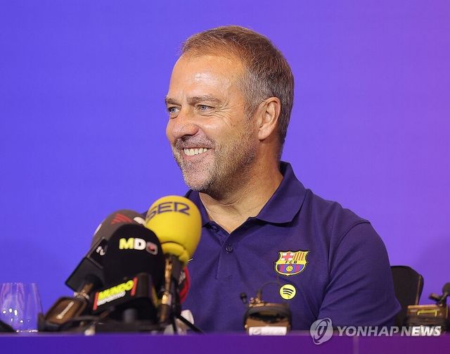 한지 플리크 FC바르셀로나 감독이 30일 서울 종로구 포시즌스호텔에서 열린 아시아 투어 FC서울전 공식 기자회견에서 취재진 질문에 답하고 있다. /연합뉴스