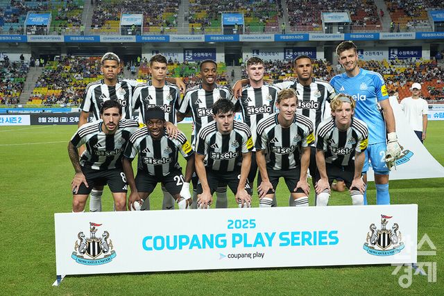 뉴캐슬 유나이티드 선수들이 30일 오후 수원월드컵경기장에서 열린 2025 쿠팡플레이 시리즈 1차전 x팀 K리그와의 경기서 기념촬영을 하고 있다. /수원=최대성 기자 dpdaesung@sporbiz.co.kr 2025.07.30.