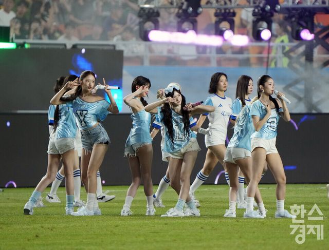 걸그룹 아이브(안유진, 가을, 레이, 장원영, 리즈, 이서)가 30일 오후 수원월드컵경기장에서 열린 2025 쿠팡플레이 시리즈 1차전 팀 K리그 대 뉴캐슬 유나이티드 FC와의 경기서 하프타임 공연을 하고 있다. /수원=최대성 기자 dpdaesung@sporbiz.co.kr 2025.07.30.