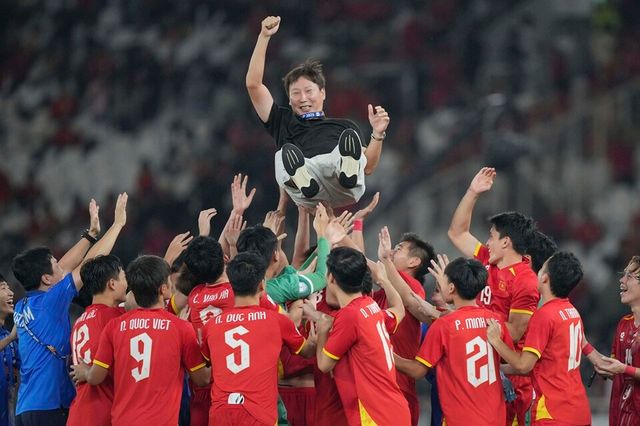 김상식 감독이 AFF U-23 챔피언십 우승을 이끈 뒤 헹가래를 받고 있다. /연합뉴스