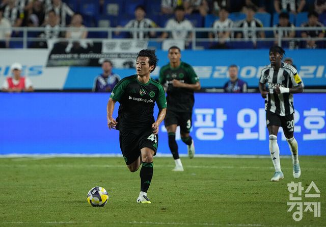 팀 K리그 황도윤이 30일 오후 수원월드컵경기장에서 열린 2025 쿠팡플레이 시리즈 1차전 뉴캐슬 유나이티드와의 경기서 드리블 하고 있다. /수원=최대성 기자 dpdaesung@sporbiz.co.kr 2025.07.30.