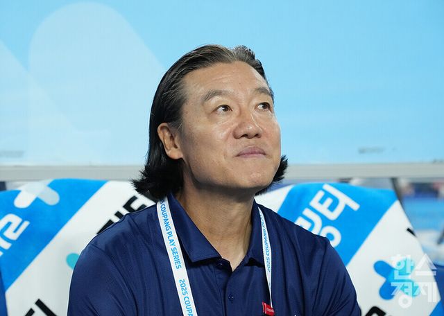 김판곤 팀 K리그 감독이 30일 오후 수원월드컵경기장에서 열린 2025 쿠팡플레이 시리즈 1차전 뉴캐슬 유나이티드와의 경기서 선수들을 주시하고 있다. /수원=최대성 기자