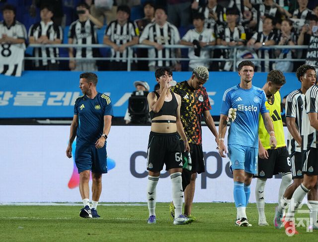 뉴캐슬 유나이티드 박승수가 30일 오후 수원월드컵경기장에서 열린 2025 쿠팡플레이 시리즈 1차전 팀 K리그와의 경기를 마친 후 물을 마시며 퇴장하고 있다. 경기는 팀K리그가 1-0으로 승리. /수원=최대성 기자 dpdaesung@sporbiz.co.kr 2025.07.30.