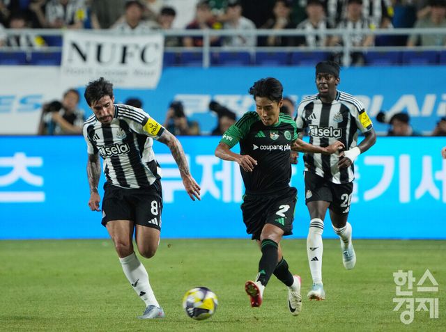 팀 K리그 어정원이 30일 오후 수원월드컵경기장에서 열린 2025 쿠팡플레이 시리즈 1차전 뉴캐슬 유나이티드와의 경기서 드리블 돌파를 시도하고 있다. /수원=최대성 기자 dpdaesung@sporbiz.co.kr 2025.07.30.